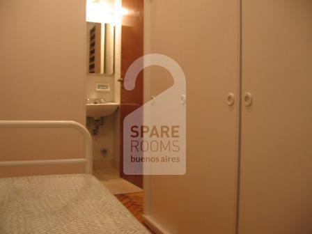 La habitación con baño privado en el departamento de Palermo