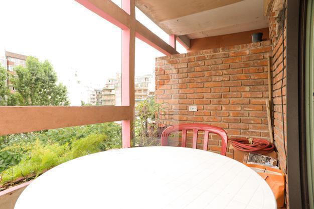 El balcón en la habitación del departamento de Palermo.
