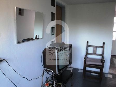 La sala en donde está la TV en la casa en Palermo