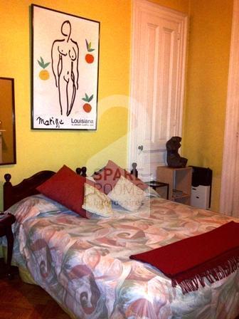 La habitación con la cama doble en el departamento de San Telmo