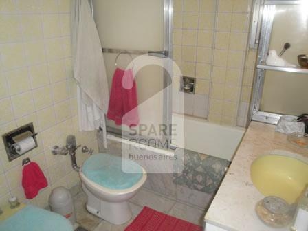 The main bathroom at the apartment in Balvanera