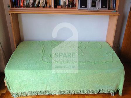 La biblioteca adaptada, con la cama adentro