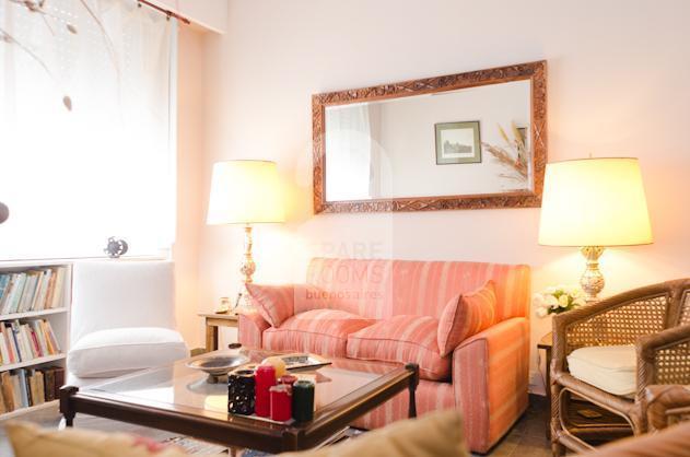 The living-room and it´s relaxing sofas at the apartment in San Telmo.