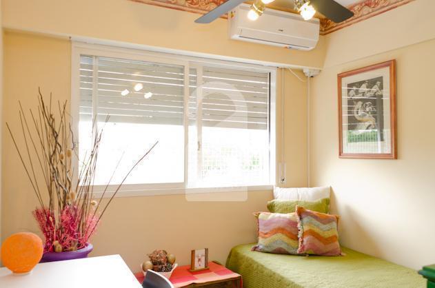 The sunny room in the apartment of Colegiales.