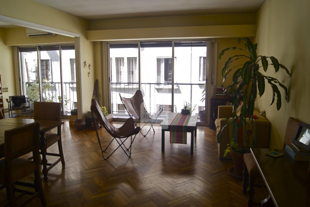 El living del departamento en Recoleta