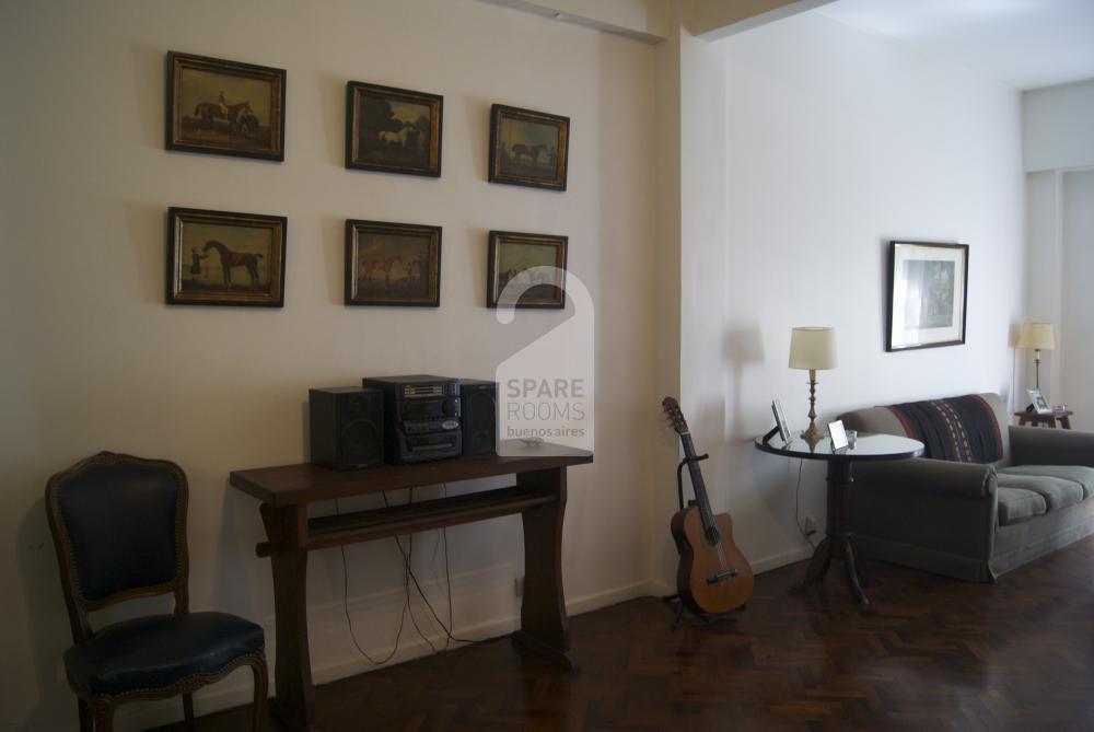 El living del departamento en Recoleta