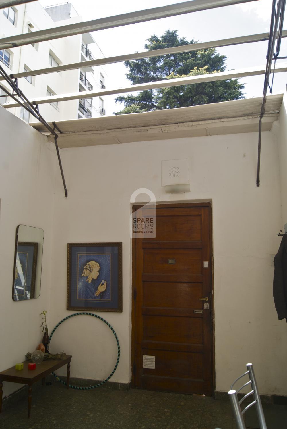La puerta y techo del apartamento.