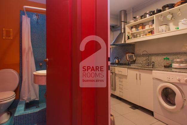 View of the kitchen and bathroom in Retiro