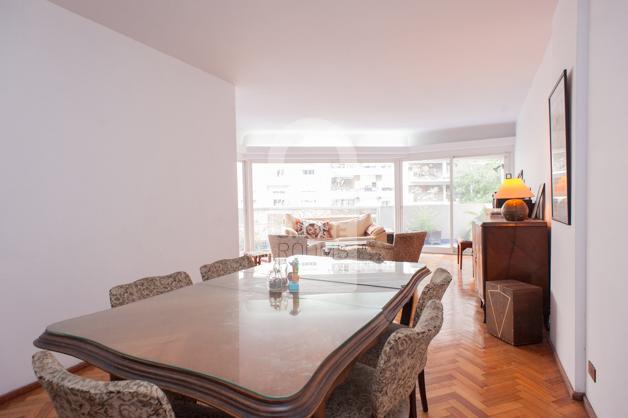 Dinning room with 6 chairs and a rectangle wooden table at Palermo