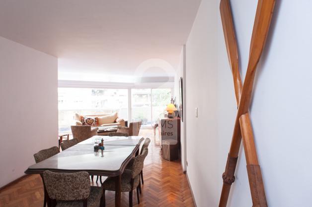 Dinning room with 6 chairs and a rectangle wooden table at Palermo