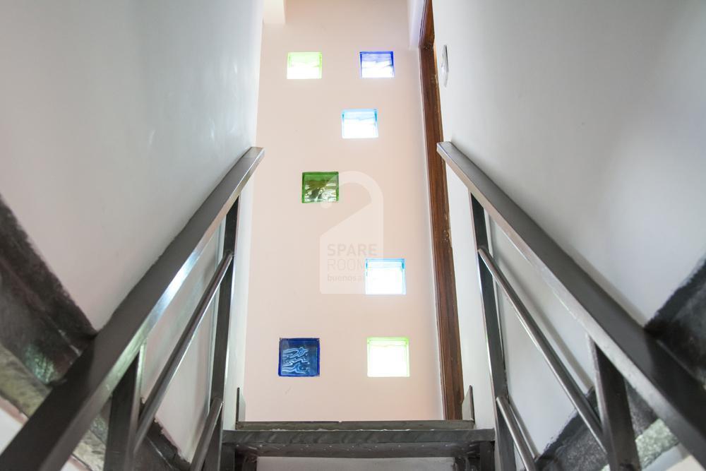Ladrillos de vidrios que le dan mucha luz a la escalera