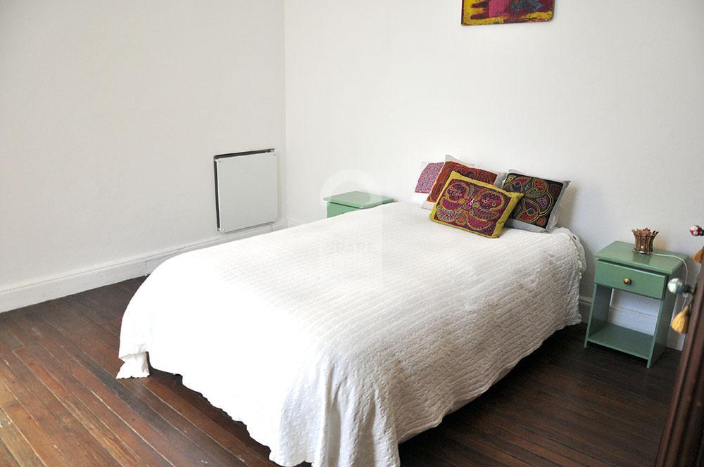 Room with double bed in San Telmo