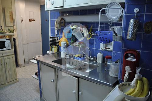  View of the kitchen of the Flores apartment.