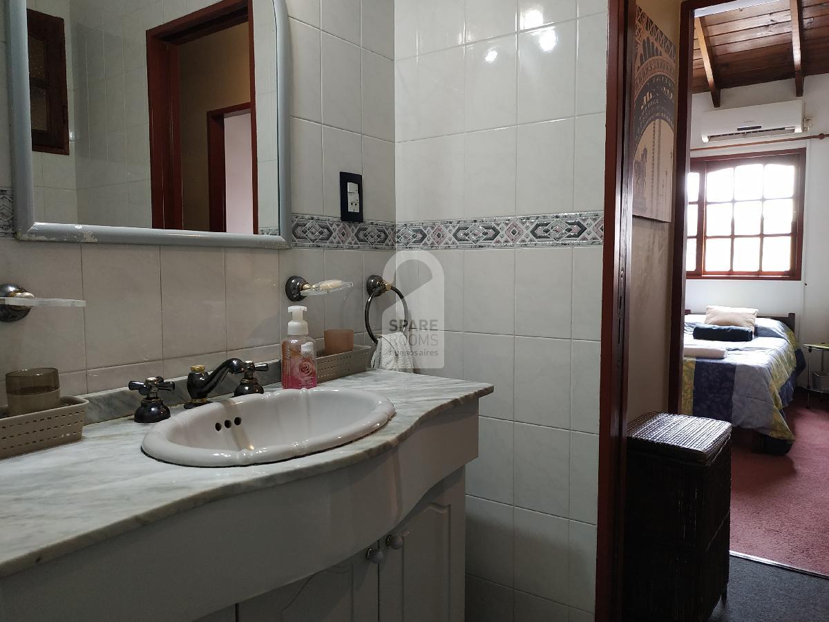 El baño y la habitación