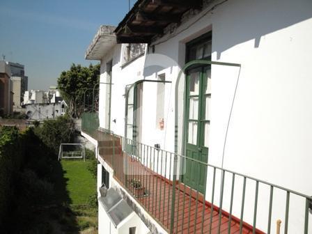 Vista de las habitaciones de arriba y del fantástico jardín en la casa de Palermo